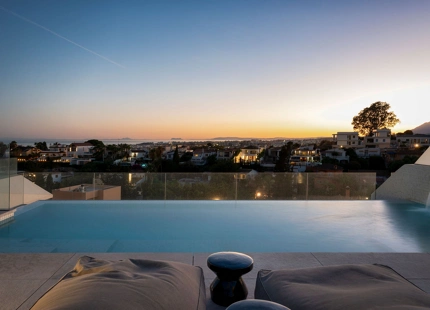 CONTEMPORARY VILLA WITH PANORAMIC VIEWS AND ROOFTOP POOL IN NUEVA ANDALUCÍA