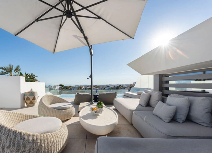 CONTEMPORARY VILLA WITH PANORAMIC VIEWS AND ROOFTOP POOL IN NUEVA ANDALUCÍA