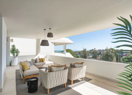 CONTEMPORARY VILLA WITH PANORAMIC VIEWS AND ROOFTOP POOL IN NUEVA ANDALUCÍA