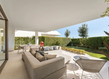 CONTEMPORARY VILLA WITH PANORAMIC VIEWS AND ROOFTOP POOL IN NUEVA ANDALUCÍA