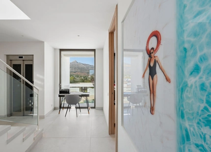 CONTEMPORARY VILLA WITH PANORAMIC VIEWS AND ROOFTOP POOL IN NUEVA ANDALUCÍA