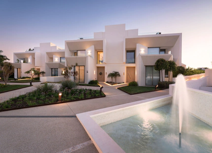 CONTEMPORARY VILLA WITH PANORAMIC VIEWS AND ROOFTOP POOL IN NUEVA ANDALUCÍA