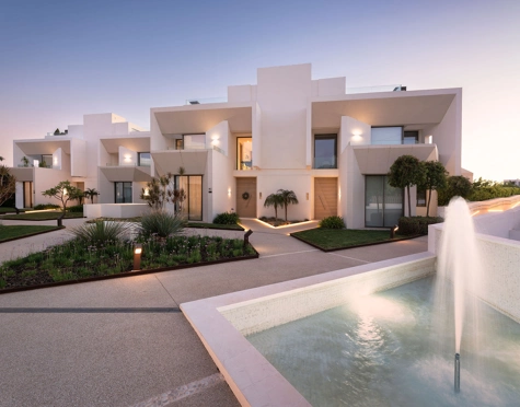Villa Pareada en venta en Nueva Andalucia, Marbella