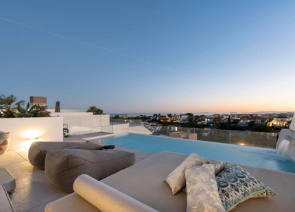 CONTEMPORARY VILLA WITH PANORAMIC VIEWS AND ROOFTOP POOL IN NUEVA ANDALUCÍA