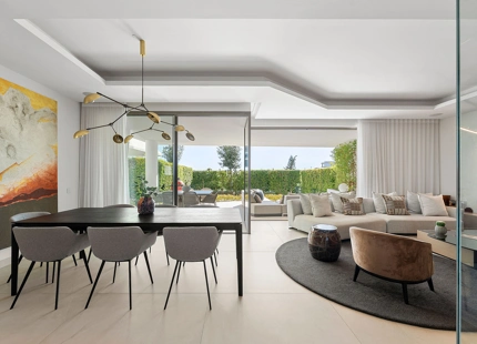 CONTEMPORARY VILLA WITH PANORAMIC VIEWS AND ROOFTOP POOL IN NUEVA ANDALUCÍA