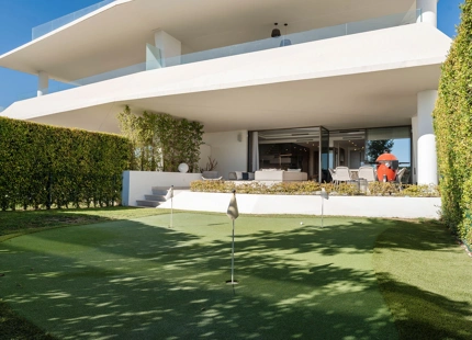 CONTEMPORARY VILLA WITH PANORAMIC VIEWS AND ROOFTOP POOL IN NUEVA ANDALUCÍA