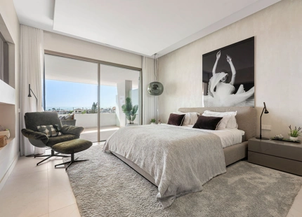 CONTEMPORARY VILLA WITH PANORAMIC VIEWS AND ROOFTOP POOL IN NUEVA ANDALUCÍA