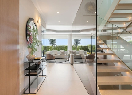 CONTEMPORARY VILLA WITH PANORAMIC VIEWS AND ROOFTOP POOL IN NUEVA ANDALUCÍA