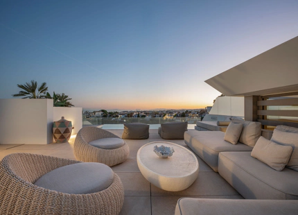 CONTEMPORARY VILLA WITH PANORAMIC VIEWS AND ROOFTOP POOL IN NUEVA ANDALUCÍA