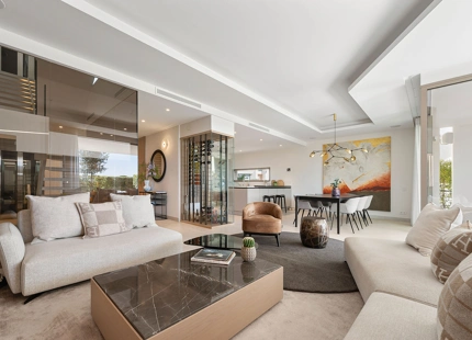 CONTEMPORARY VILLA WITH PANORAMIC VIEWS AND ROOFTOP POOL IN NUEVA ANDALUCÍA