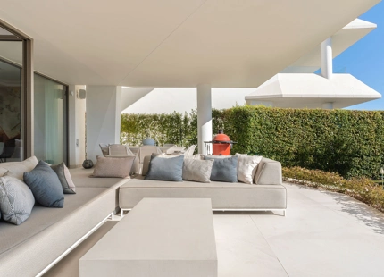 CONTEMPORARY VILLA WITH PANORAMIC VIEWS AND ROOFTOP POOL IN NUEVA ANDALUCÍA