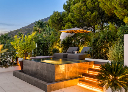 RESIDENCIA ADOSADA DE DISEÑO GALARDONADO CON VISTAS PANORÁMICAS EN SIERRA BLANCA