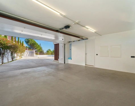 Villa for sale in El Madroñal, Benahavis