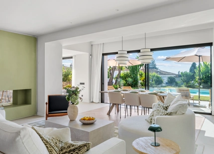 VILLA DE ESTILO ESCANDINAVO CON VISTAS PANORÁMICAS EN NUEVA ANDALUCÍA