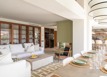 VILLA DE ESTILO ESCANDINAVO CON VISTAS PANORÁMICAS EN NUEVA ANDALUCÍA
