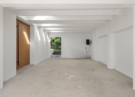 VILLA DE ESTILO ESCANDINAVO CON VISTAS PANORÁMICAS EN NUEVA ANDALUCÍA