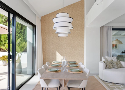 VILLA DE ESTILO ESCANDINAVO CON VISTAS PANORÁMICAS EN NUEVA ANDALUCÍA