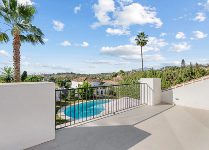VILLA DE ESTILO ESCANDINAVO CON VISTAS PANORÁMICAS EN NUEVA ANDALUCÍA