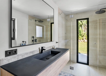 VILLA DE ESTILO ESCANDINAVO CON VISTAS PANORÁMICAS EN NUEVA ANDALUCÍA