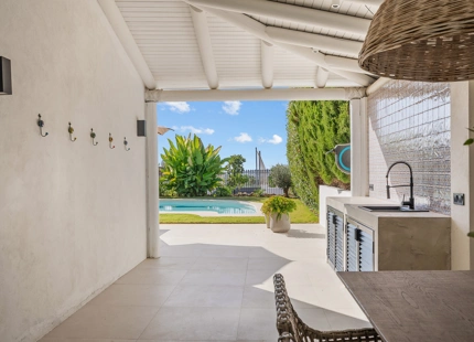 VILLA DE ESTILO ESCANDINAVO CON VISTAS PANORÁMICAS EN NUEVA ANDALUCÍA