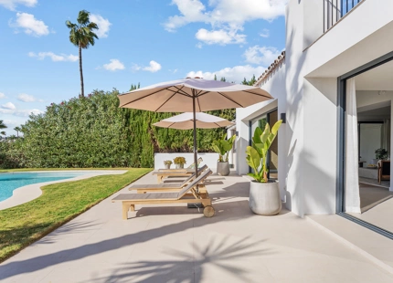 VILLA DE ESTILO ESCANDINAVO CON VISTAS PANORÁMICAS EN NUEVA ANDALUCÍA