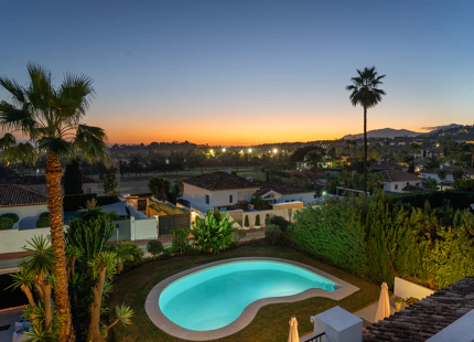 VILLA DE ESTILO ESCANDINAVO CON VISTAS PANORÁMICAS EN NUEVA ANDALUCÍA
