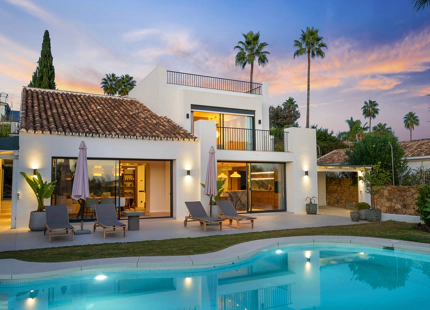 VILLA DE ESTILO ESCANDINAVO CON VISTAS PANORÁMICAS EN NUEVA ANDALUCÍA