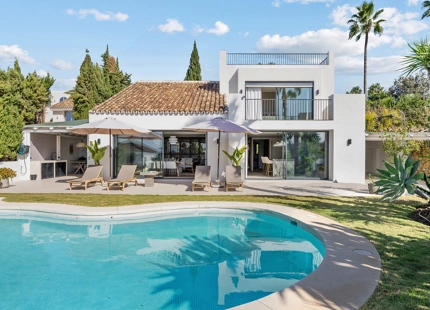 VILLA DE ESTILO ESCANDINAVO CON VISTAS PANORÁMICAS EN NUEVA ANDALUCÍA
