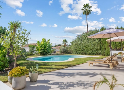 VILLA DE ESTILO ESCANDINAVO CON VISTAS PANORÁMICAS EN NUEVA ANDALUCÍA