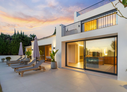 VILLA DE ESTILO ESCANDINAVO CON VISTAS PANORÁMICAS EN NUEVA ANDALUCÍA