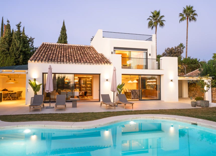 VILLA DE ESTILO ESCANDINAVO CON VISTAS PANORÁMICAS EN NUEVA ANDALUCÍA