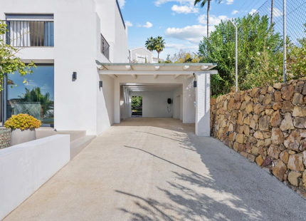 VILLA DE ESTILO ESCANDINAVO CON VISTAS PANORÁMICAS EN NUEVA ANDALUCÍA