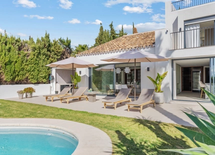 VILLA DE ESTILO ESCANDINAVO CON VISTAS PANORÁMICAS EN NUEVA ANDALUCÍA