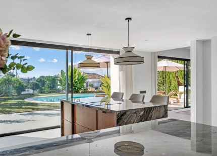 VILLA DE ESTILO ESCANDINAVO CON VISTAS PANORÁMICAS EN NUEVA ANDALUCÍA