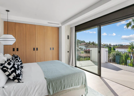VILLA DE ESTILO ESCANDINAVO CON VISTAS PANORÁMICAS EN NUEVA ANDALUCÍA