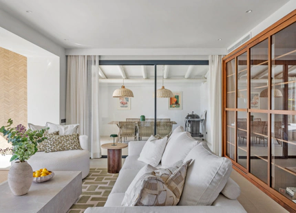 VILLA DE ESTILO ESCANDINAVO CON VISTAS PANORÁMICAS EN NUEVA ANDALUCÍA