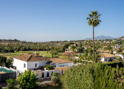 VILLA DE ESTILO ESCANDINAVO CON VISTAS PANORÁMICAS EN NUEVA ANDALUCÍA