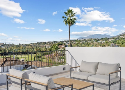 VILLA DE ESTILO ESCANDINAVO CON VISTAS PANORÁMICAS EN NUEVA ANDALUCÍA