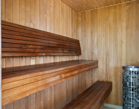CASA ADOSADA RENOVADA CON JARDÍN PRIVADO Y SAUNA EN NUEVA ANDALUCÍA