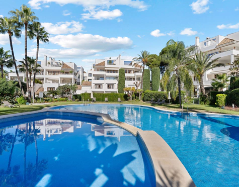 CASA ADOSADA RENOVADA CON JARDÍN PRIVADO Y SAUNA EN NUEVA ANDALUCÍA