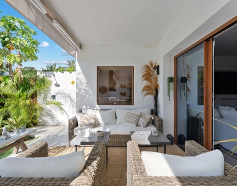 CASA ADOSADA RENOVADA CON JARDÍN PRIVADO Y SAUNA EN NUEVA ANDALUCÍA