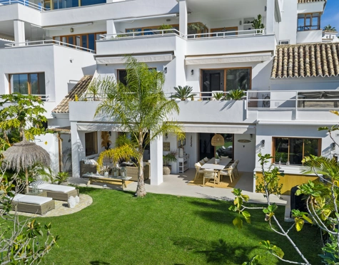 CASA ADOSADA RENOVADA CON JARDÍN PRIVADO Y SAUNA EN NUEVA ANDALUCÍA