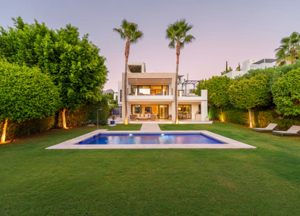 VILLA CONTEMPORÁNEA EN COMUNIDAD PRIVADA DE NUEVA ANDALUCIA