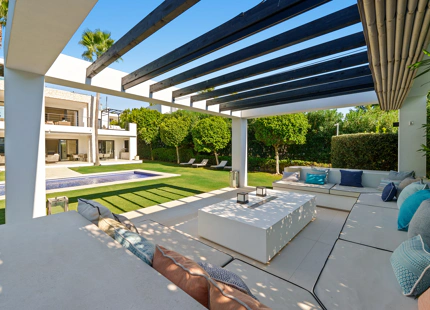 VILLA CONTEMPORÁNEA EN COMUNIDAD PRIVADA DE NUEVA ANDALUCIA