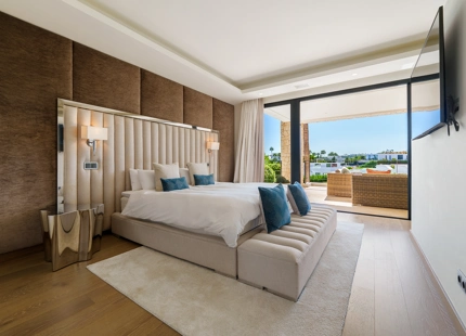 VILLA CONTEMPORÁNEA EN COMUNIDAD PRIVADA DE NUEVA ANDALUCIA