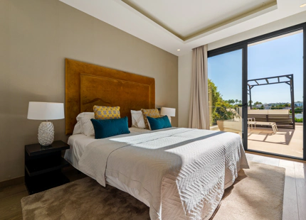 VILLA CONTEMPORÁNEA EN COMUNIDAD PRIVADA DE NUEVA ANDALUCIA