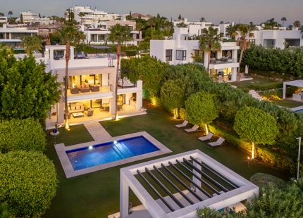 VILLA CONTEMPORÁNEA EN COMUNIDAD PRIVADA DE NUEVA ANDALUCIA