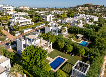 VILLA CONTEMPORÁNEA EN COMUNIDAD PRIVADA DE NUEVA ANDALUCIA