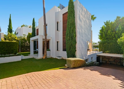 VILLA CONTEMPORÁNEA EN COMUNIDAD PRIVADA DE NUEVA ANDALUCIA