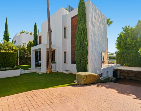 Villa for sale in Nueva Andalucia, Marbella
